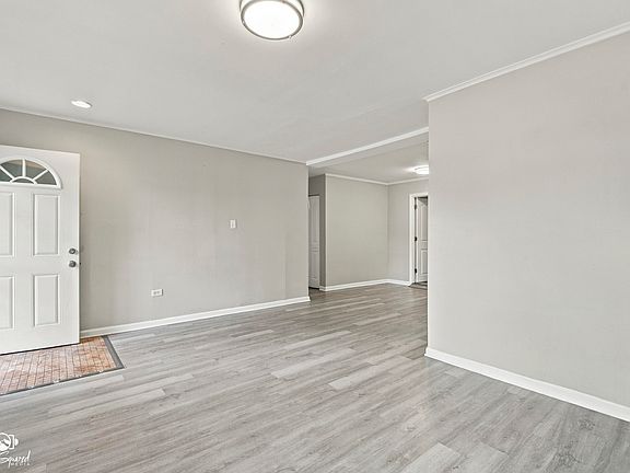 5th image of 16236 Spaulding Ave