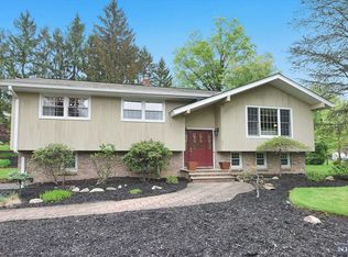 880 Teller Ln, River Vale, NJ 07675