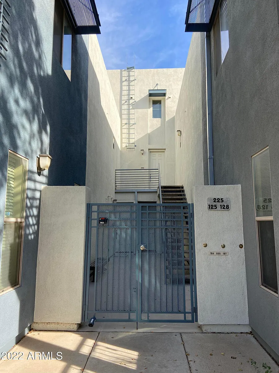 Building Photo - 615 E Portland St #225