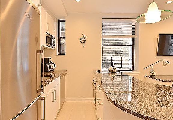 4th image of 150 W 51st St APT 915