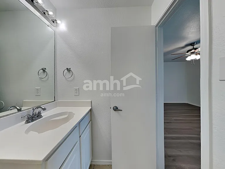 532 Winbridge Ln — Photo 12