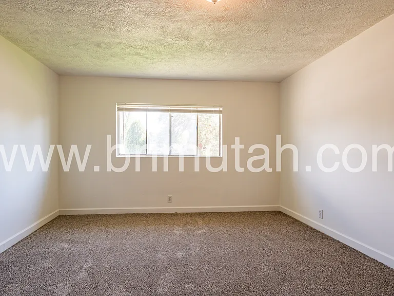 1561 E Delaware Ln — Photo 10