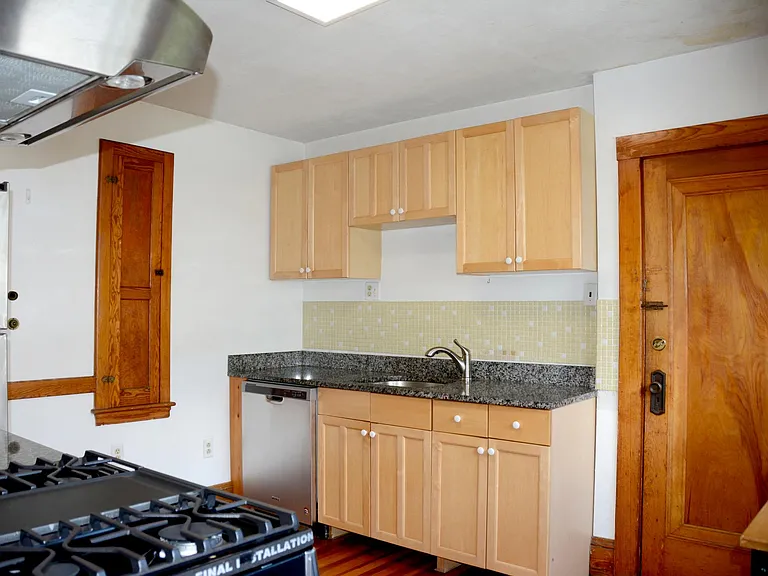Kitchen (C wall)