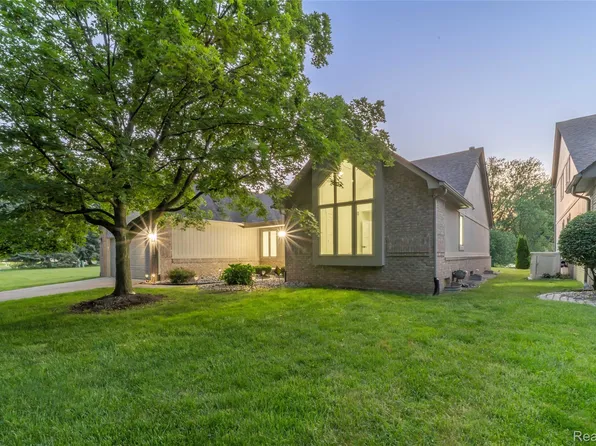 3145 Point Of The Woods Dr, West Bloomfield, MI 48324