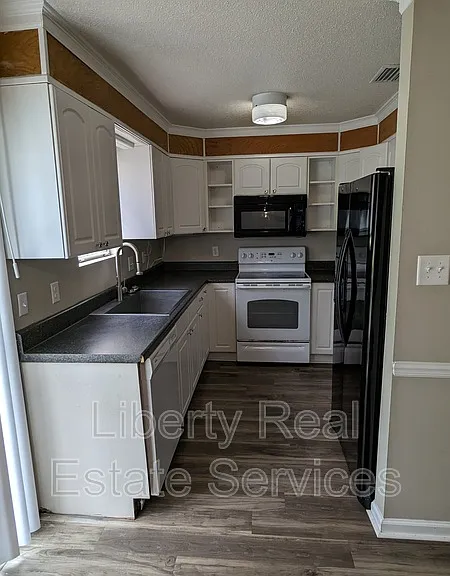 1100 Pineland Ave #3H — Photo 8