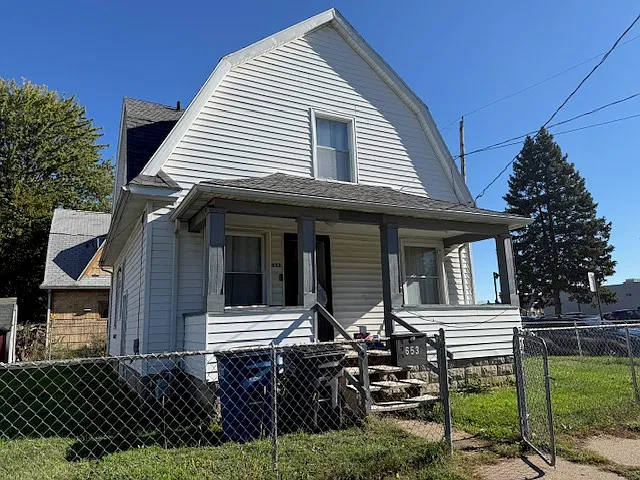 3 bed, 1.5 bath, $1,100 — Photo 1