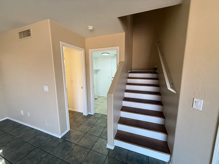 1457 E 10th Pl — Photo 16