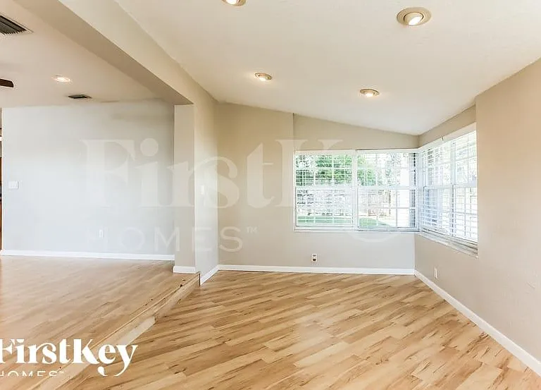 151 SE 8th St — Photo 4