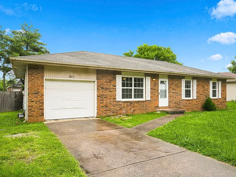 511 E Dyann Dr — Photo 2
