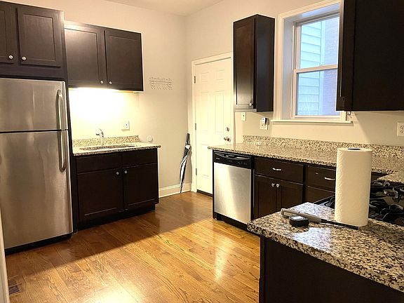 3rd image of 1022 W 31st Pl APT 1