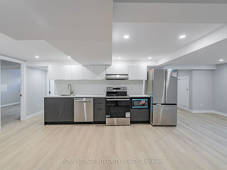 1746 Gage Cres #B — Photo 11