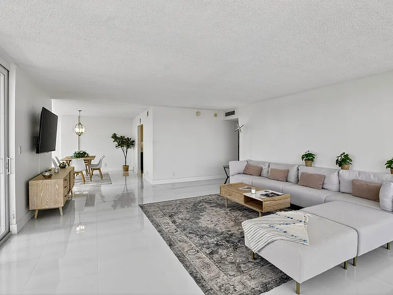 1170 N Federal Hwy #501 — Photo 5