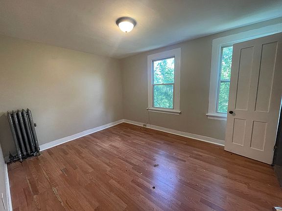 5th image of 147 Dewey Ave