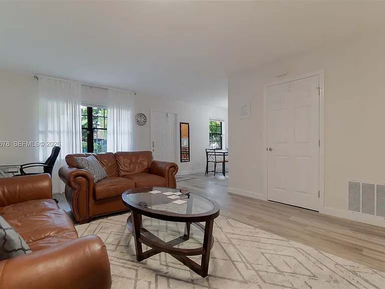1099 NE 35th St #2 — Photo 4