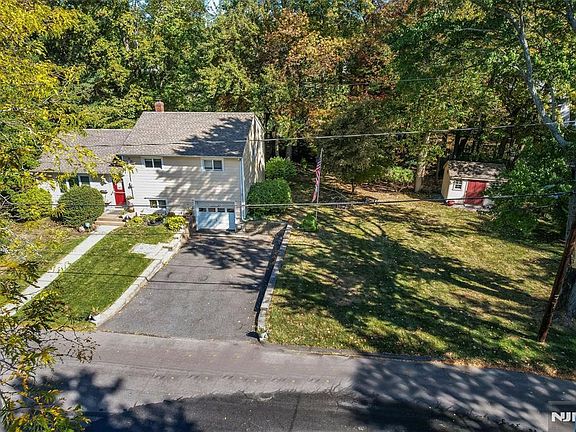 4th image of 72 Glenwood Ave