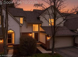 38154 Saratoga Cir, Farmington, MI