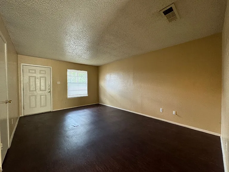1902 Cedarhill Dr — Photo 3