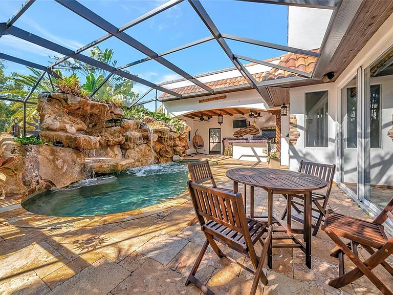 681 Avenida De Mayo — Photo 8