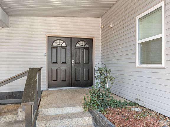 3rd image of 3913 Sandra Ln