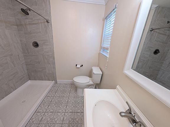 5th image of 1044 Ashley Ln