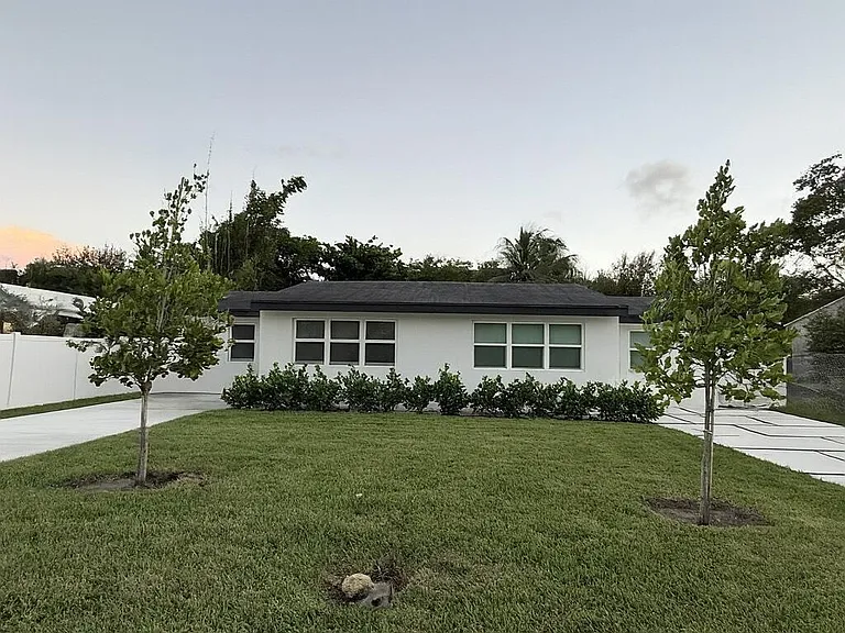 118 SW 7th St — Photo 1