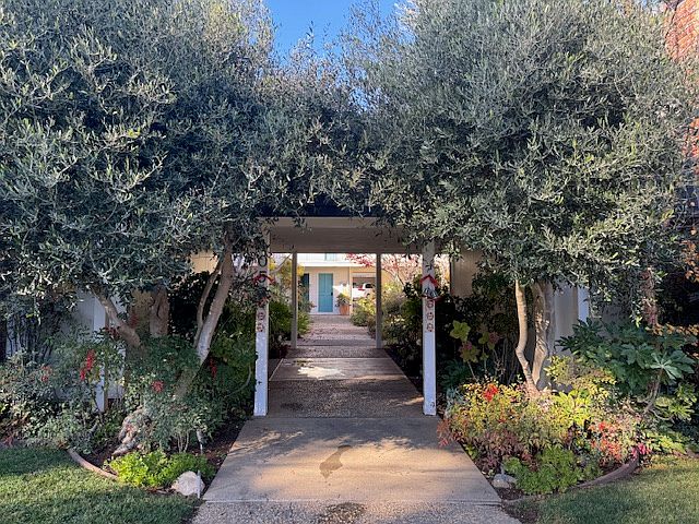 105 Massol Ave, property entrance
very private