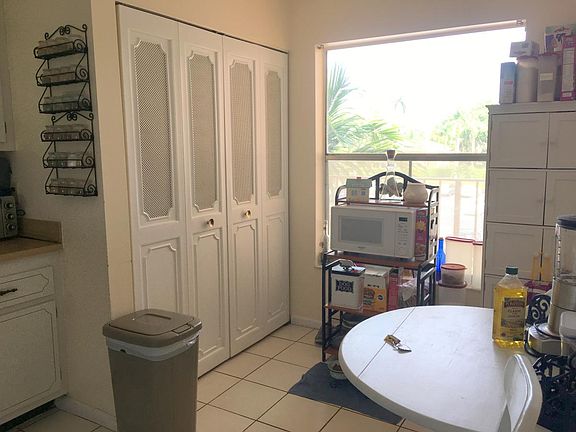 eat-in kitchen with washer/dryer