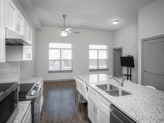 5th image of 782 Riverfront Pkwy Unit 123