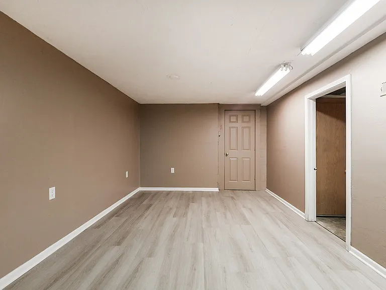 1518 N 107th Ave — Photo 22