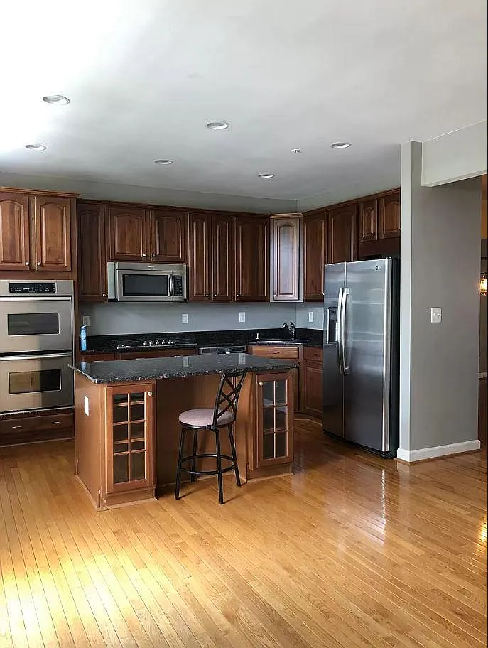 4 bed, 3.5 bath, 2200 sqft, $2,500 — Photo 2