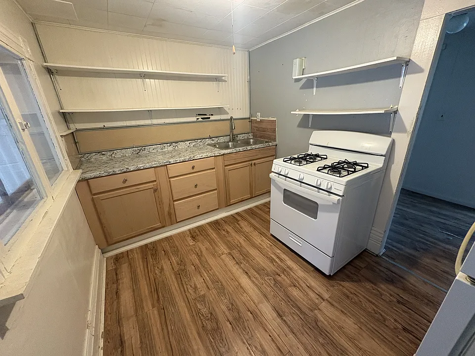 115 W State St #201