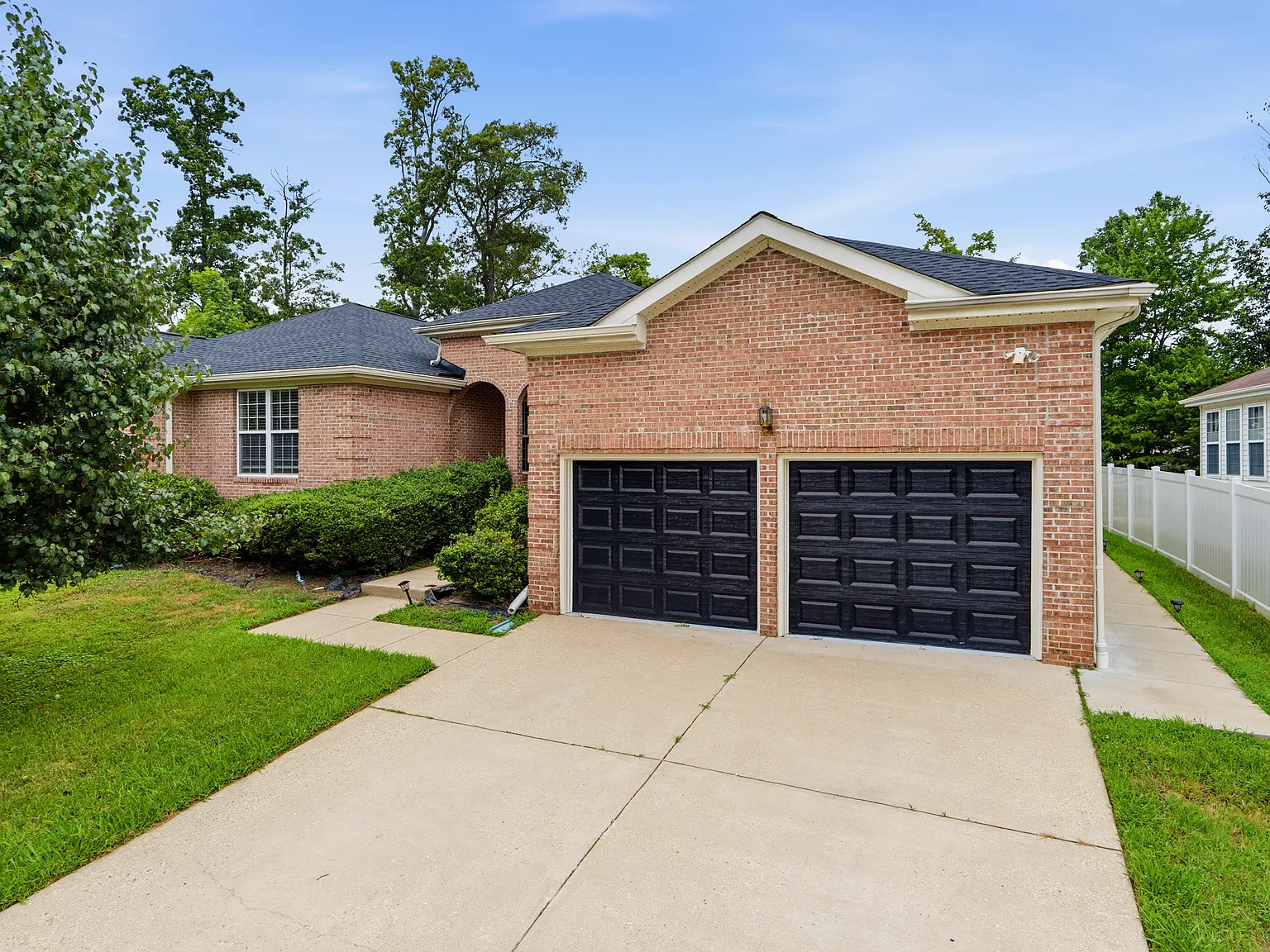 5 bed, 3.5 bath, 7184 sqft, $4,500 — Photo 2