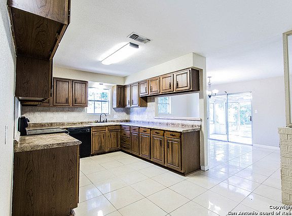 5th image of 1020 Daffodil Ln
