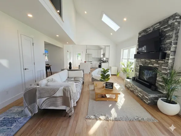https://photos.zillowstatic.com/fp/11454942014adf917cf5c325987d2c2c-p_e.webp