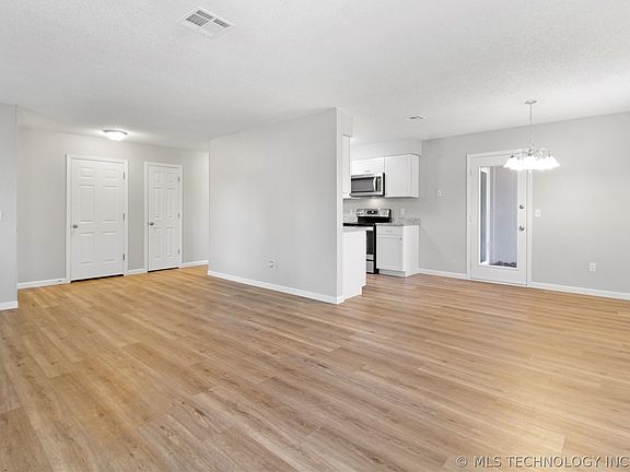 4th image of 421 E 136th Pl