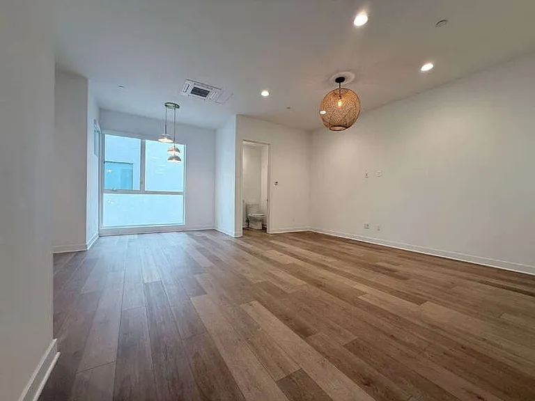 10917 1/2 Otsego St — Photo 3