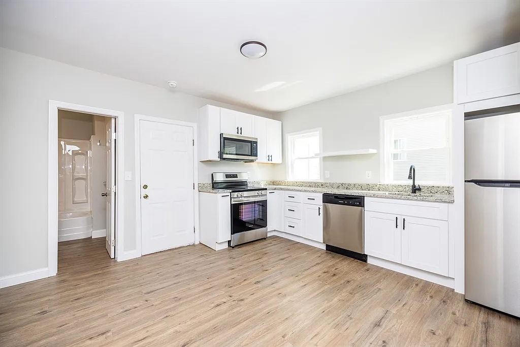 2 bed, 1.0 bath, 800 sqft, $2,000 — Photo 1