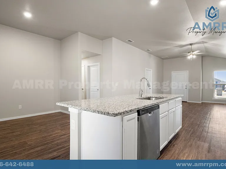 2037 Kenwood Ave — Photo 9