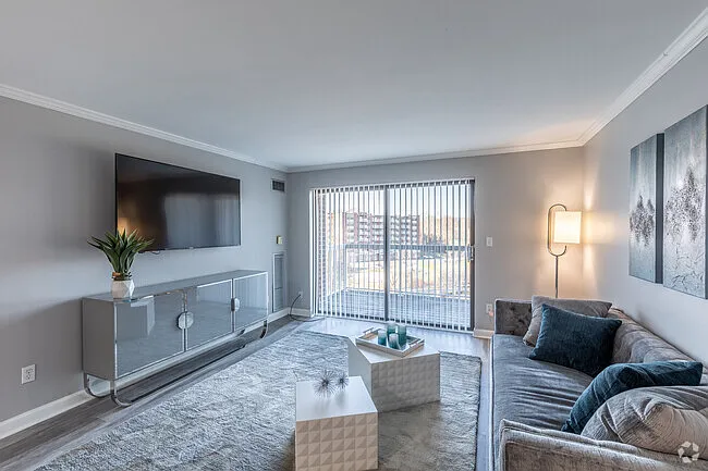 Broadmoor Apartments — Photo 8