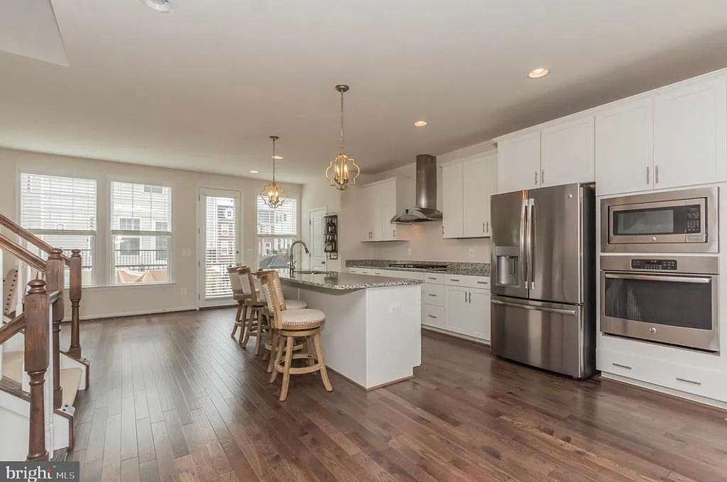3 bed, 3.5 bath, 2610 sqft, $3,300 — Photo 3