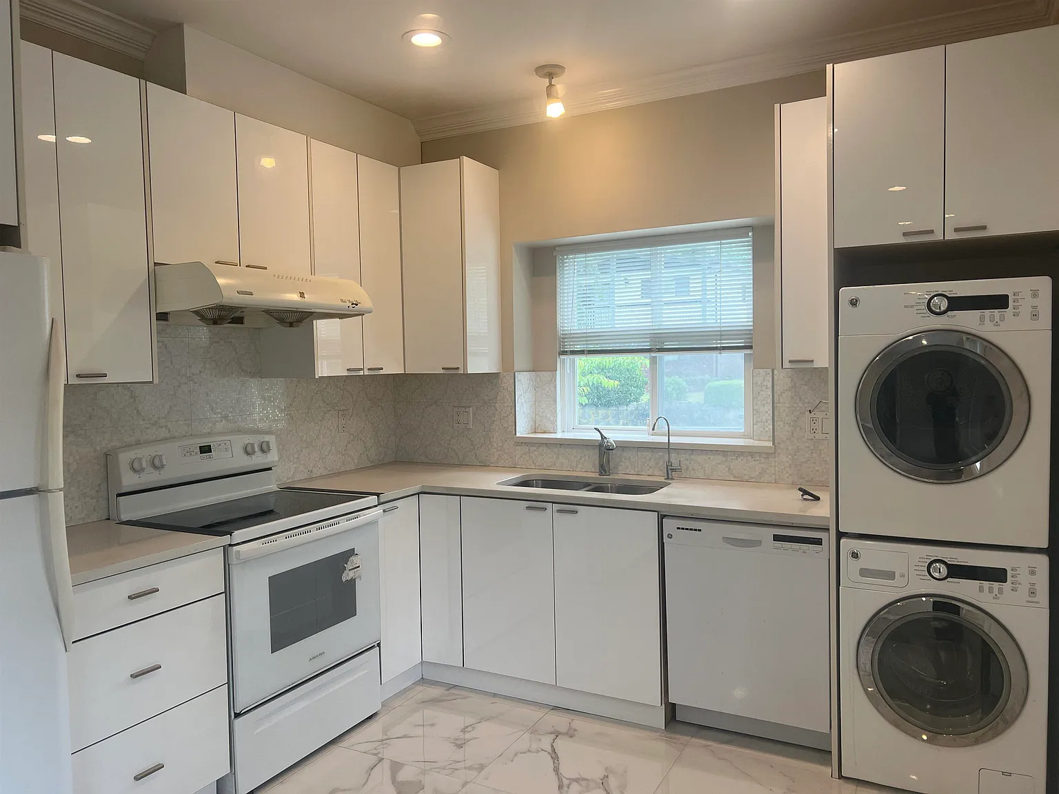 3 bed, 904 sqft, $2,950 — Photo 4