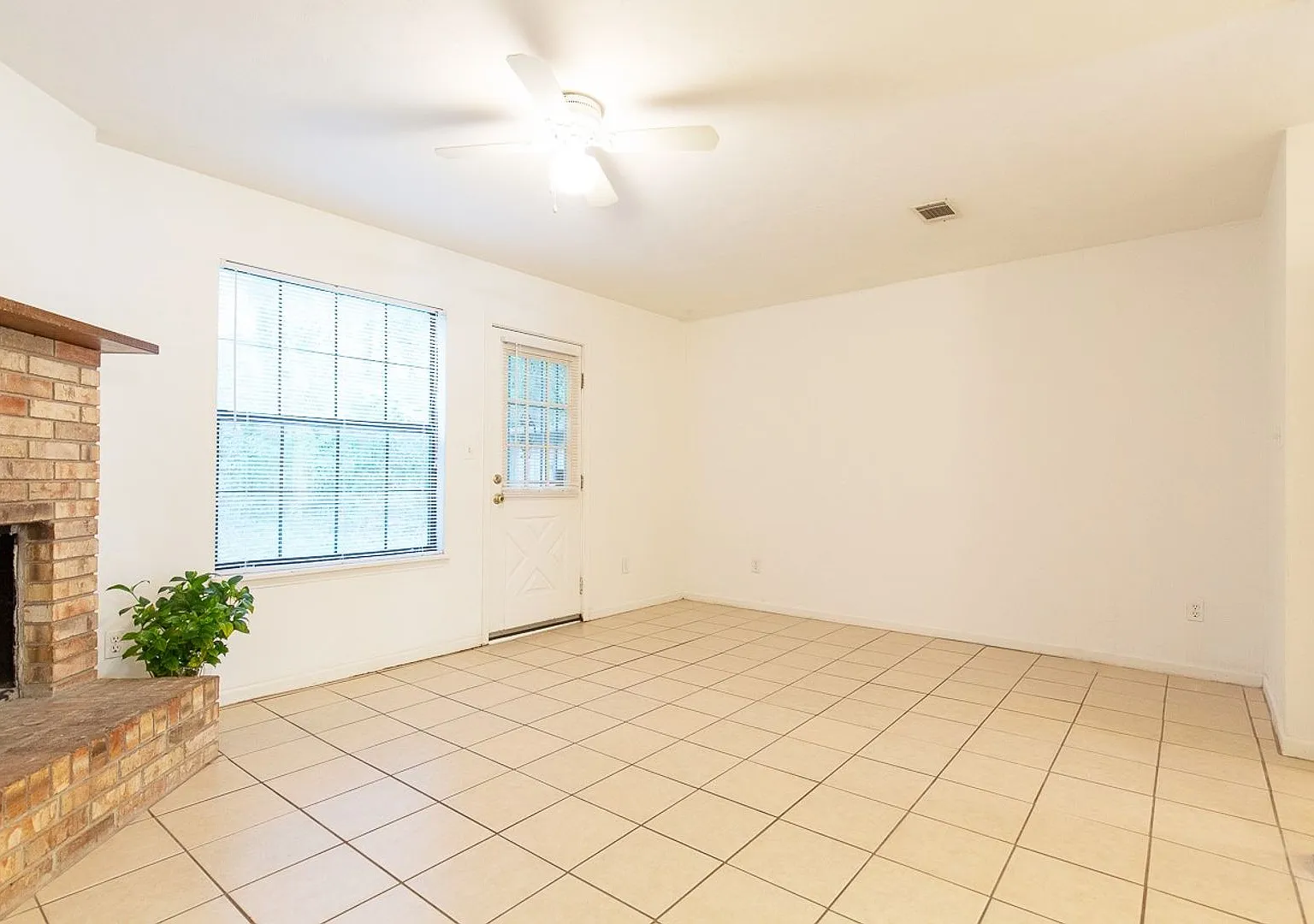 2/2.5 located off Ocala. — Photo 4