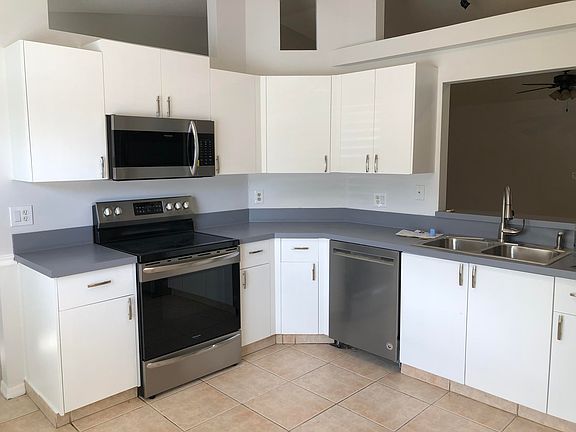 4th image of 3049 SE Miracle Ln