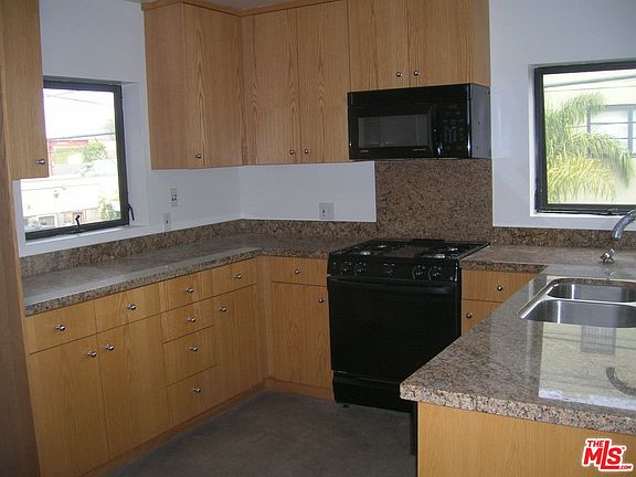 4th image of 418 S Venice Blvd #2