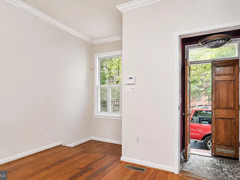 115 E West St — Photo 2