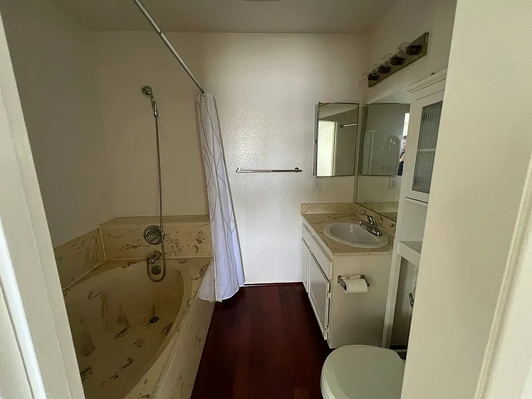 569 E St — Photo 9