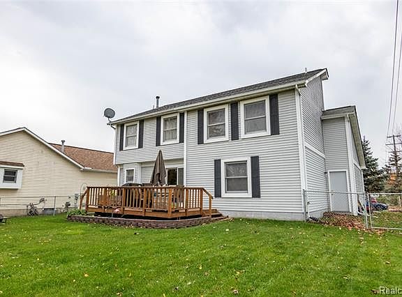 4th image of 1525 Sarah Ln #9