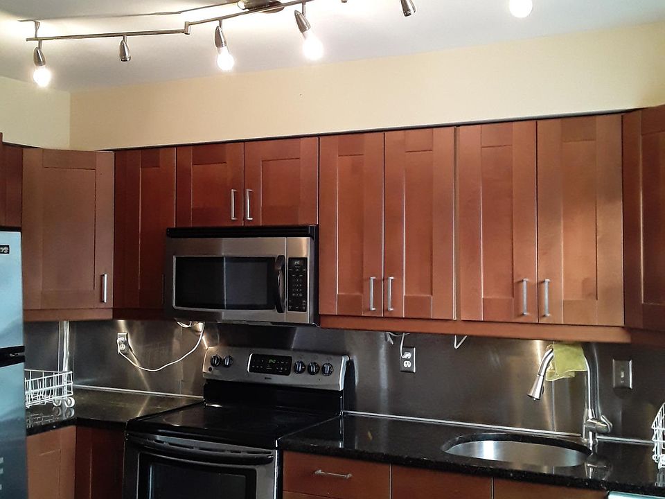 Full kitchen.