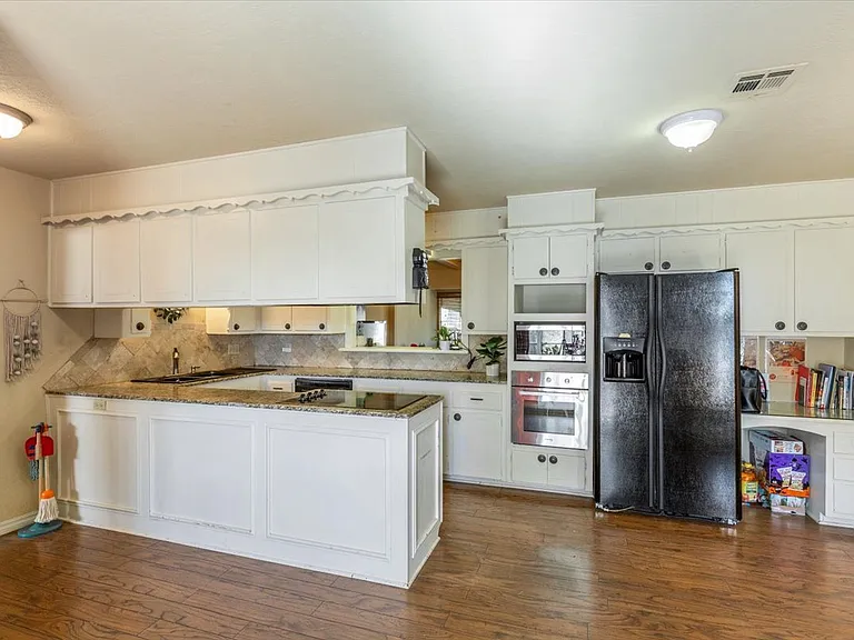 2905 NW Templeton Ter — Photo 25