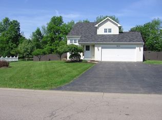 28 Kemp Dr, Macedon, NY 14502